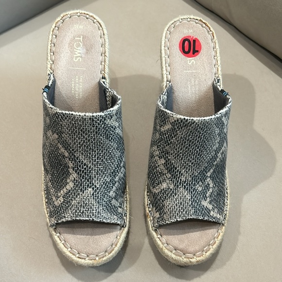 Tom’s wedge. Snakeskin. Super comfy. Size 10. Worn once - Picture 2 of 8
